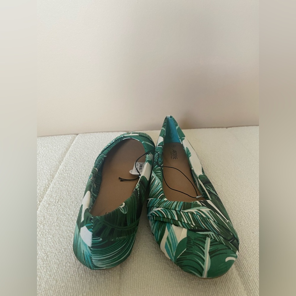 Tropical Green Leaf Print Women's Flats